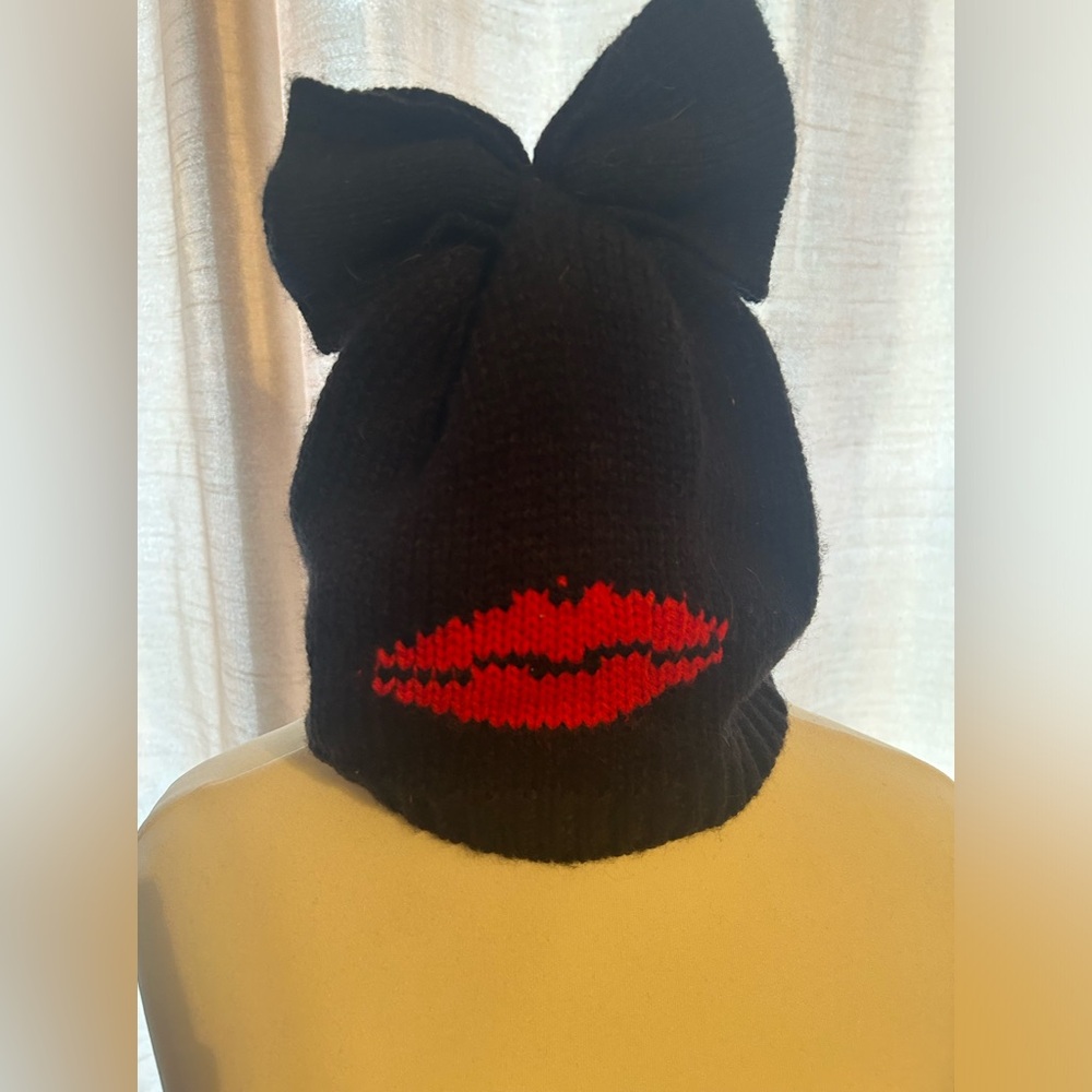 BETSEY JOHNSON KISS & TELL HAT